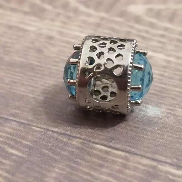 Sparkling Bracelet Bead Charm with Heart Details - Picture 3 of 4